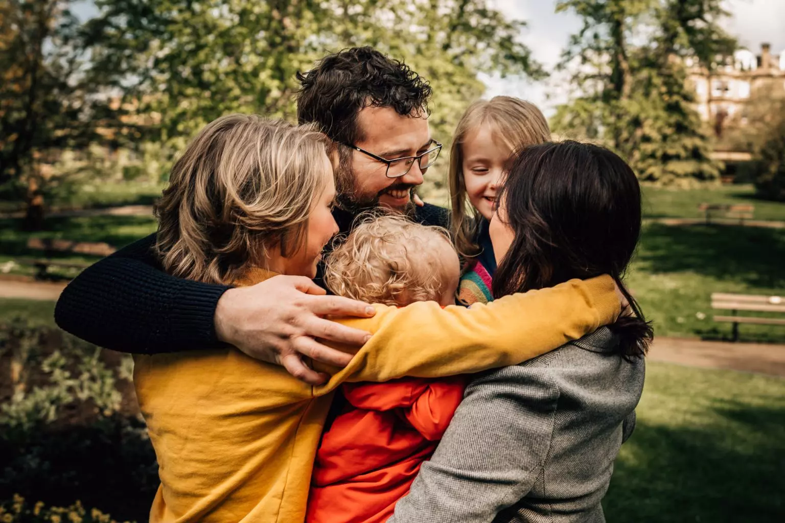 Family together. Уикенд семья дети высокое качество. Family hugs. Адекватная семья. Family and relatives.